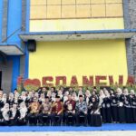 Foto bersama guru dan karyawan SMPN 1 Wagir bersama Bupati Malang